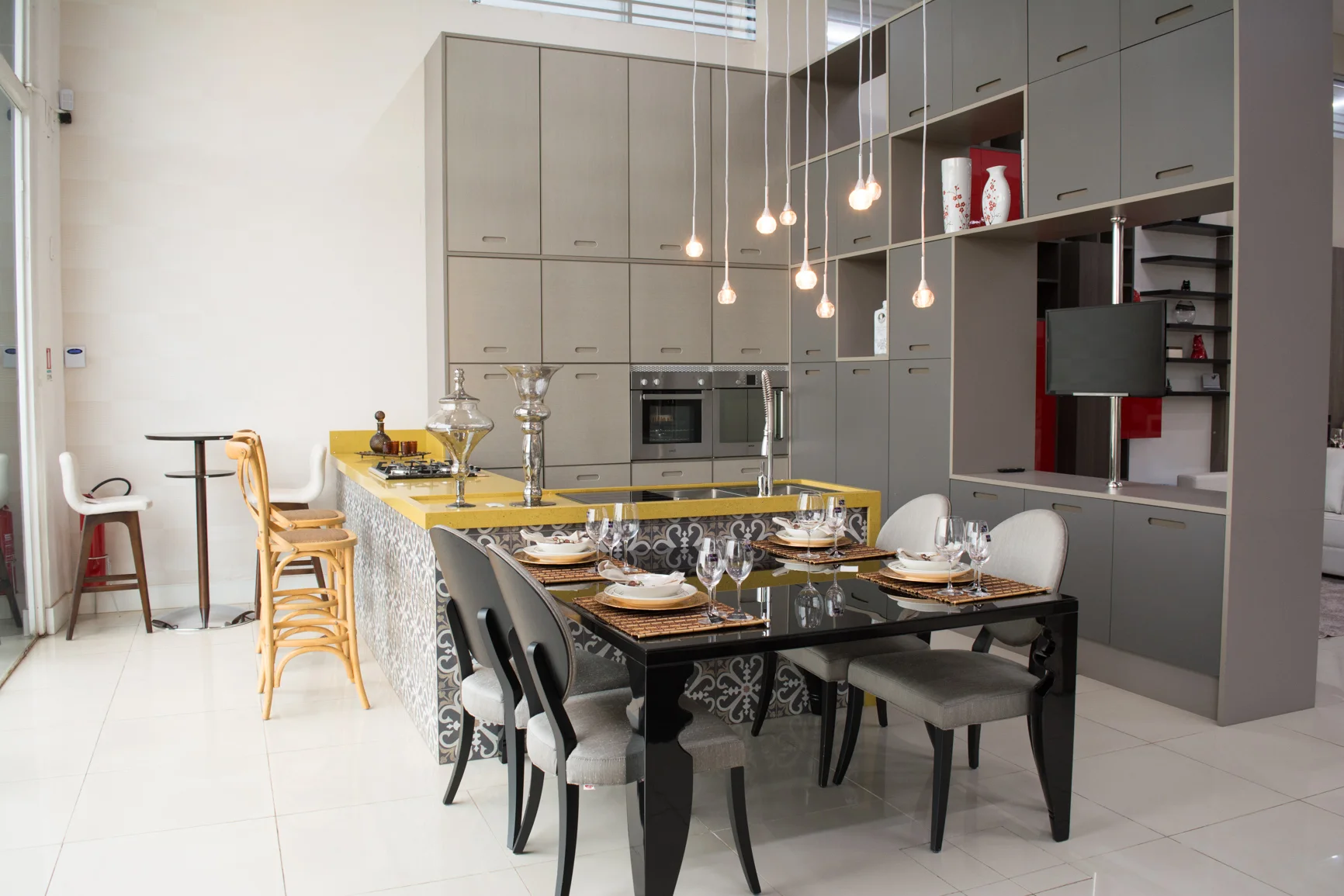 Sala de jantar integrada a armários