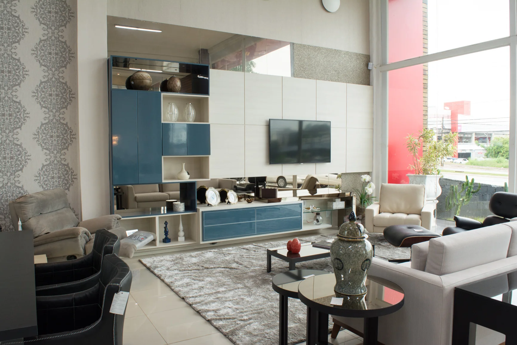 Sala com mobiliário azul e cinza