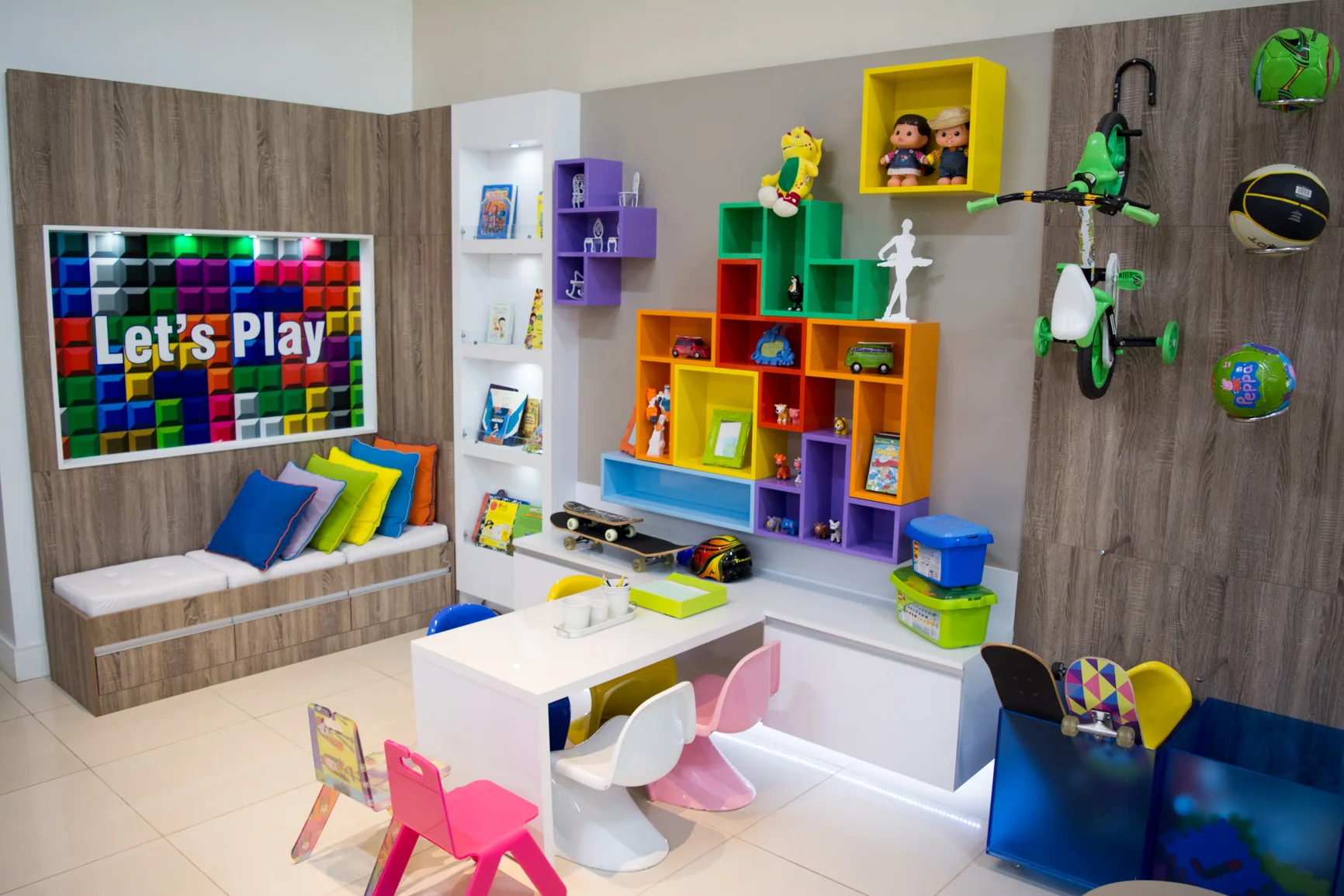 Quarto infantil com módulos coloridos